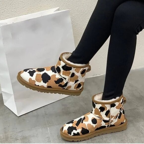 UGG® Classic Mini Cow Print Boots unique rare discontinued size 6 womens - Picture 2 of 2